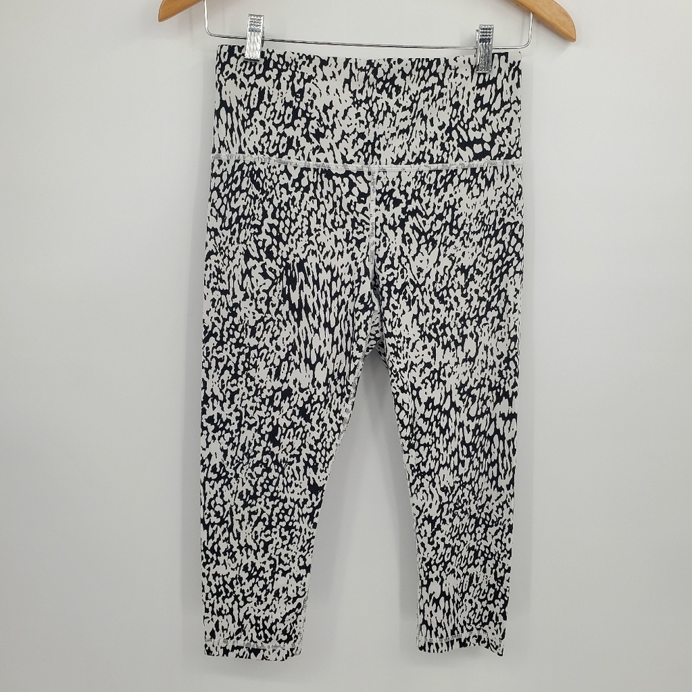 ◇◇ Athleta Elation Capri Leggings Ocelot Spot Size Medium Black and White
